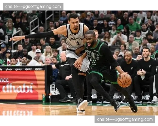 凯尔特人与马刺成联盟唯二攻防效率均前五球队 展现顶级均衡性 凯尔特人与马刺成联盟唯二攻防效率均前五球队 展现顶级均衡性